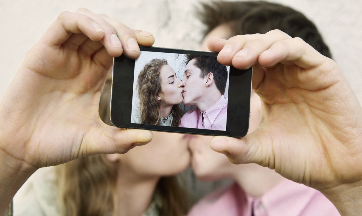 People Who Post About Their Love Life on Facebook Have Psychological Problems